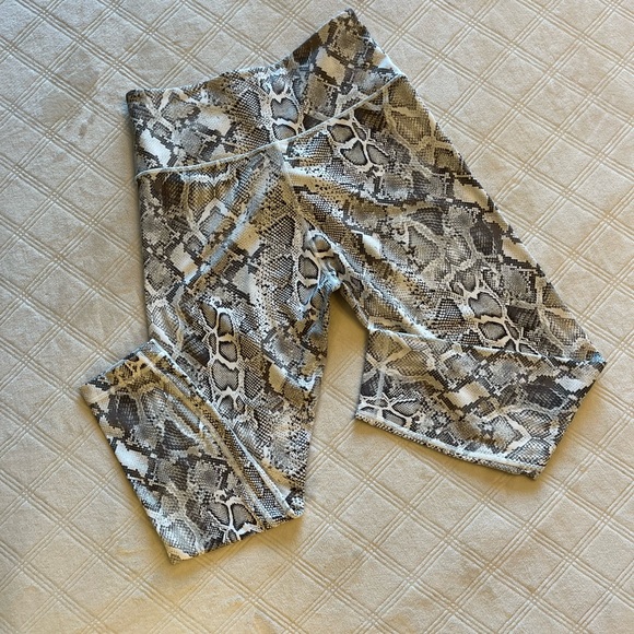 Victoria’s Secret Sport Leggings Leopard - Picture 3 of 6